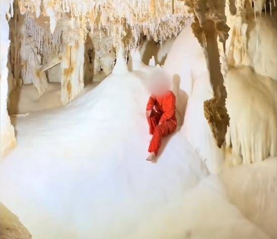 皇冠信用網代理流程_女子赤脚踏入4.8亿年“地下水晶宫晶花池” 拍照皇冠信用網代理流程，当地官方回应：其为招商对象，目前洞穴已封闭