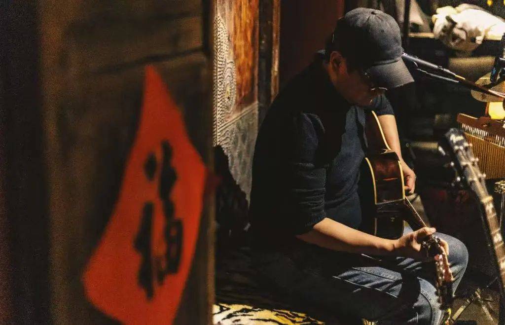 皇冠信用网登1代理 _青岛一酒吧因为店门口的牌子火了：“朋友皇冠信用网登1代理 ，如果你遇到困难，请进来坐……”