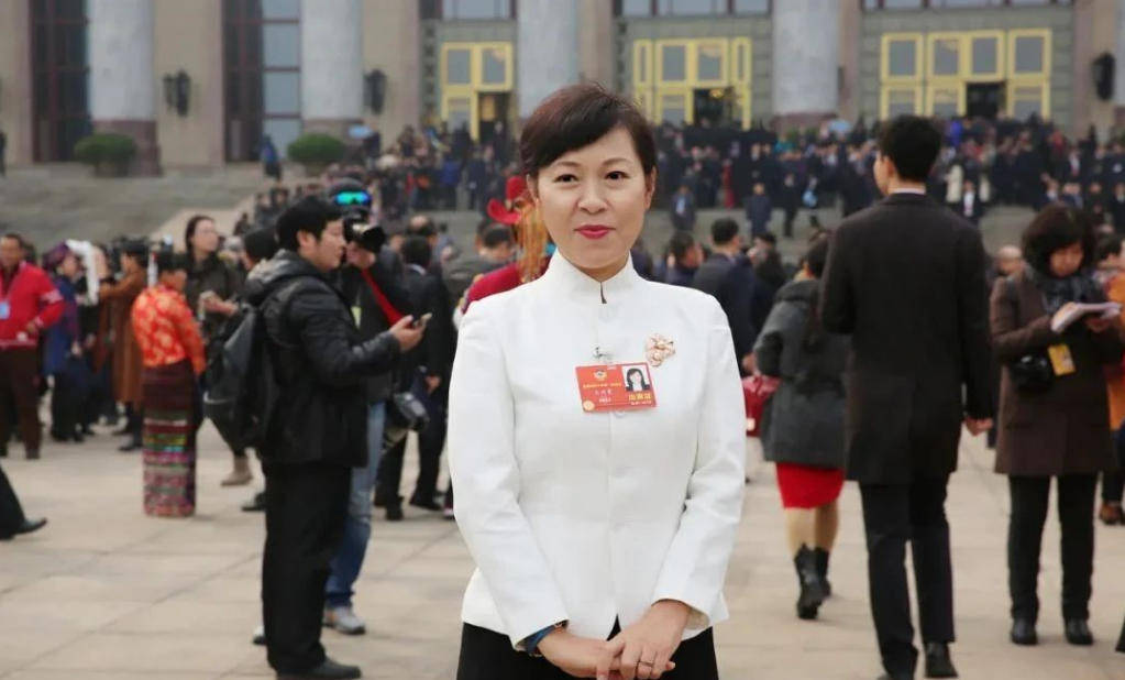 皇冠信用网开户_“换装主席”王莉霞的堕落：从光鲜人设到腐败深渊