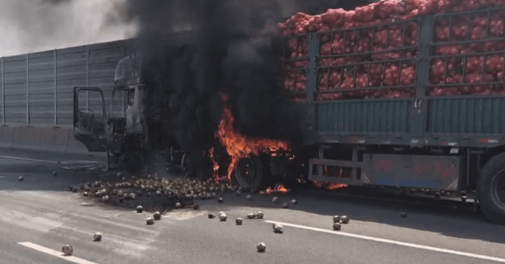 荷兰乙组联赛_司机往后视镜一看荷兰乙组联赛，糟了！670万元货物“葬身火海”