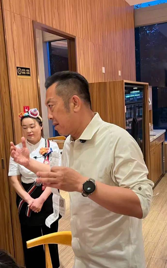 罗永浩宣布“停战”西班牙甲组联赛，数据显示事件中仅有6%的公众支持西贝；多位餐饮老板声援西贝 | 西班牙甲组联赛