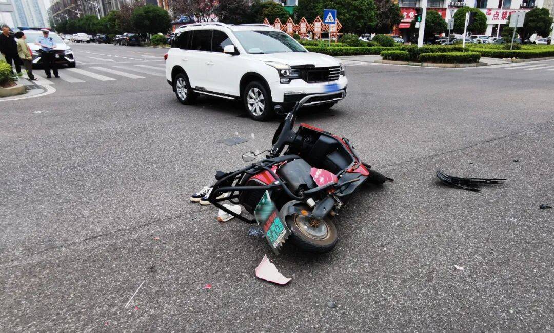 皇冠皇冠信用网平台_湖南湘潭一女生骑车闯红灯皇冠皇冠信用网平台,骨折、肝破裂…