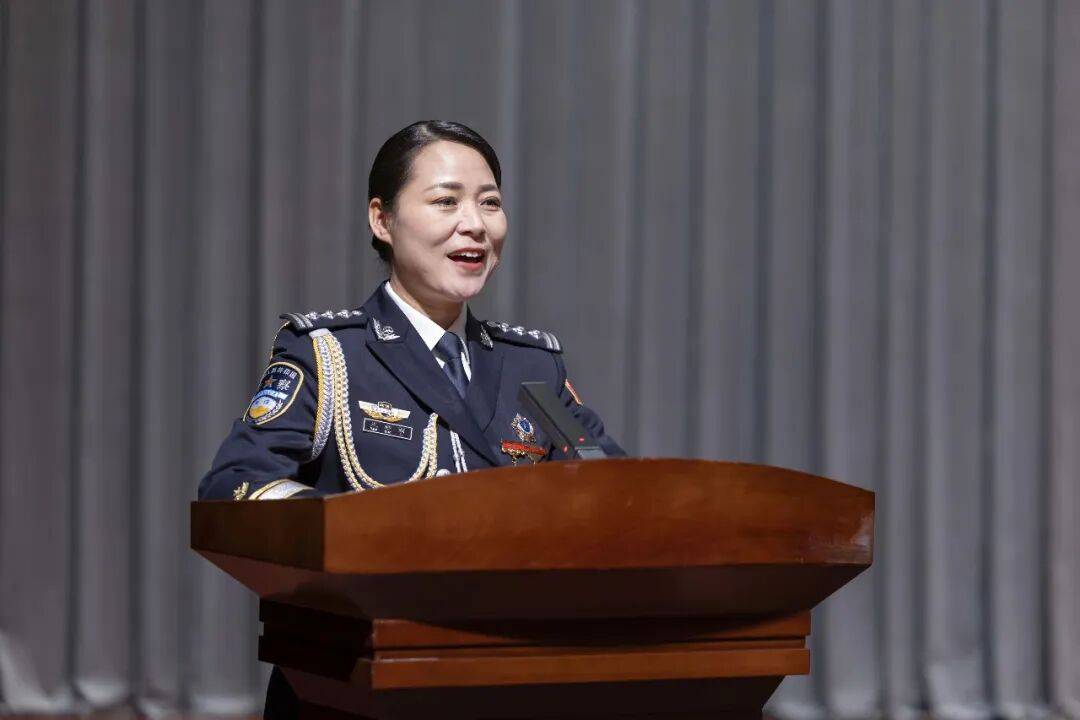 皇冠信用网如何注册_司法部部长、河南省委书记皇冠信用网如何注册,向王妙丽同志颁发奖章和证书