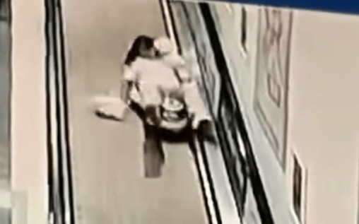 足球信用网开户 _女子怀抱五个多月的婴儿在扶梯上被身后玩具车撞倒足球信用网开户 ,怀中婴儿也被摔倒在地!已报警