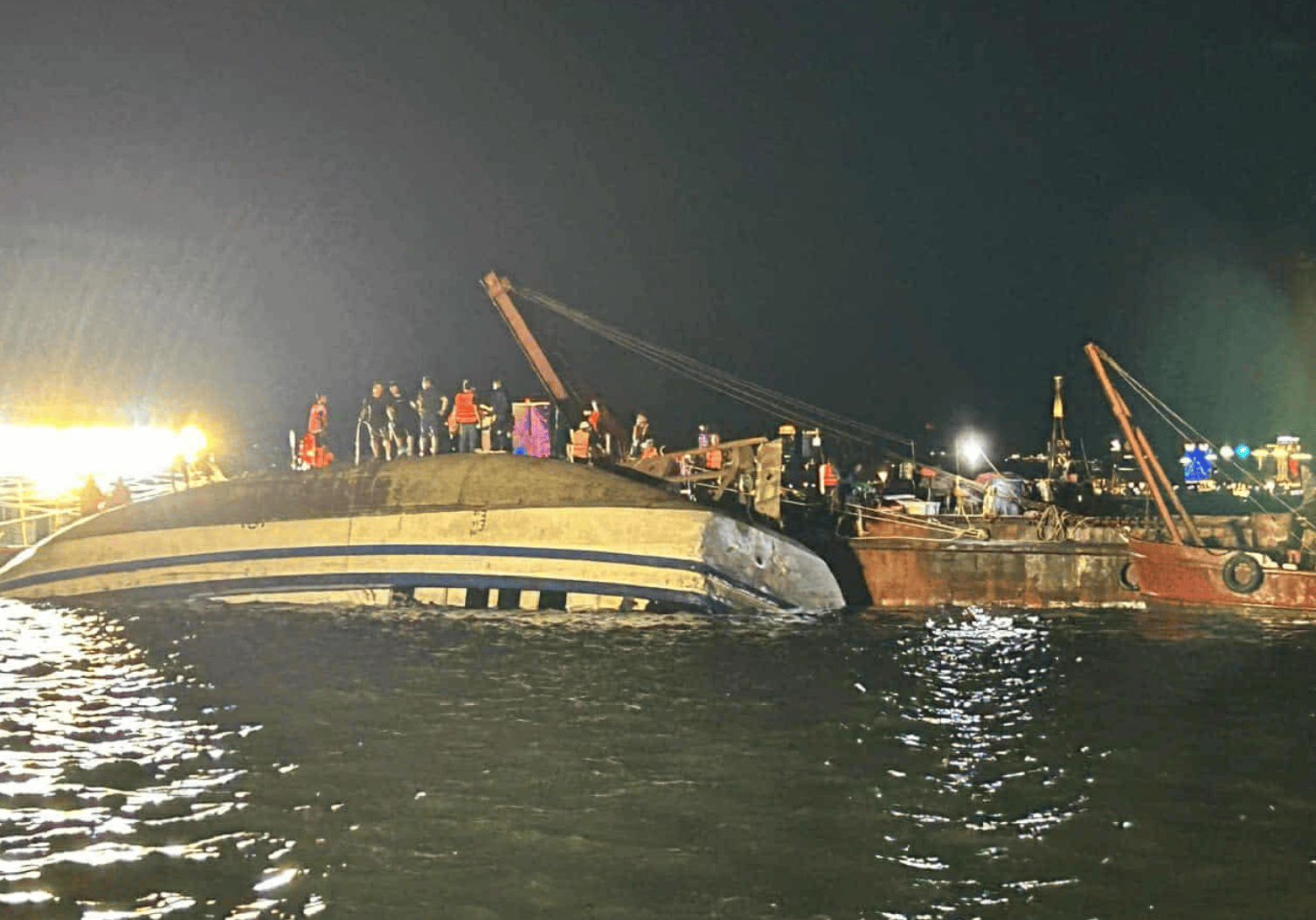 体育皇冠信用网_雷暴突袭！越南游船倾覆已致34死体育皇冠信用网，有男孩4小时后获救，山峰被雷电击中起火