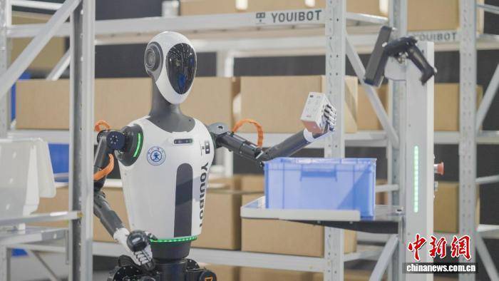 皇冠信用網登2代理_人形机器人“凌枢”在合肥发布 可实现跨场景集群作业