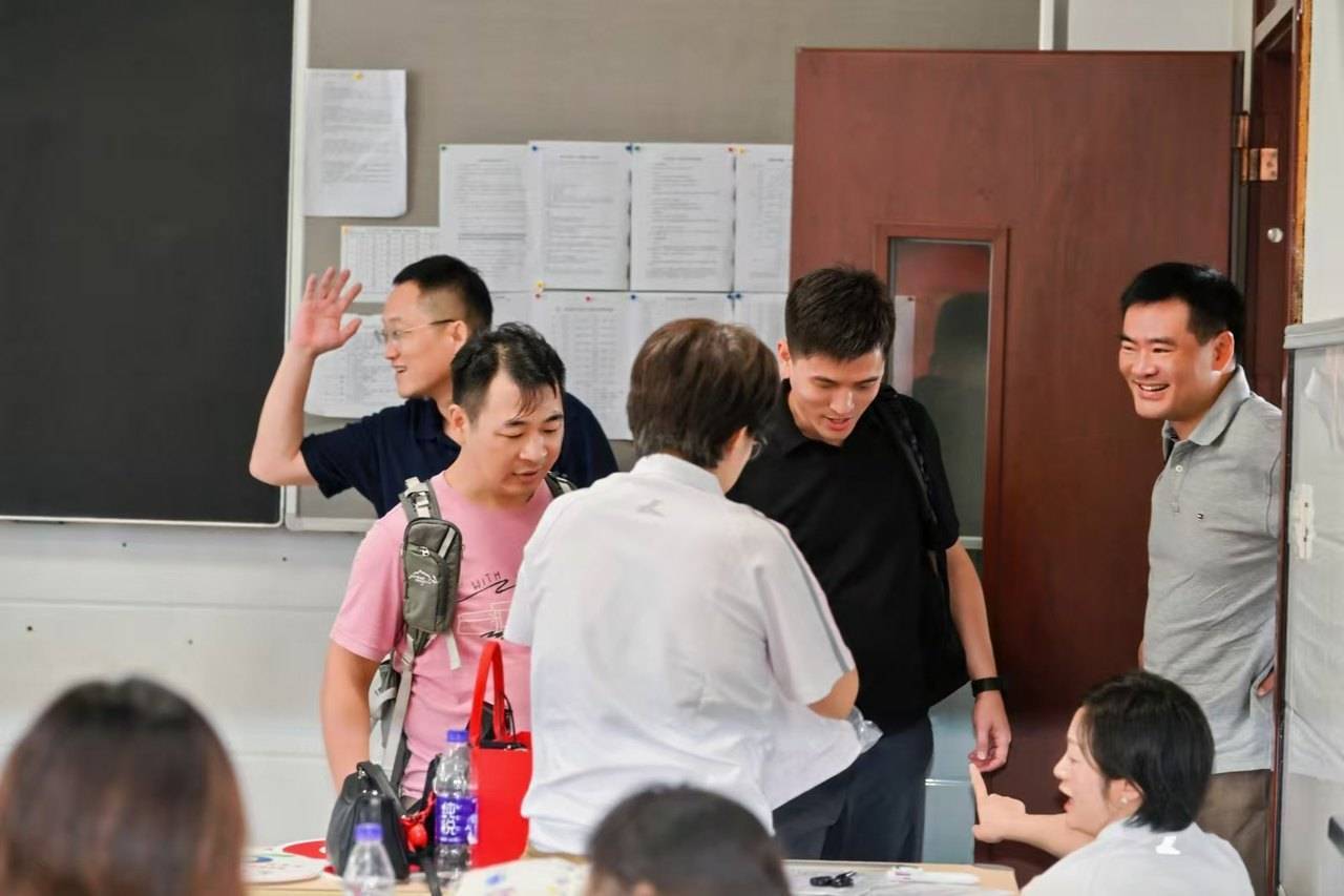 nba季后赛2025时间_那个让老师骄傲的“调皮”班级！30年同学聚会nba季后赛2025时间，还伴有一封来自贵州的感谢信