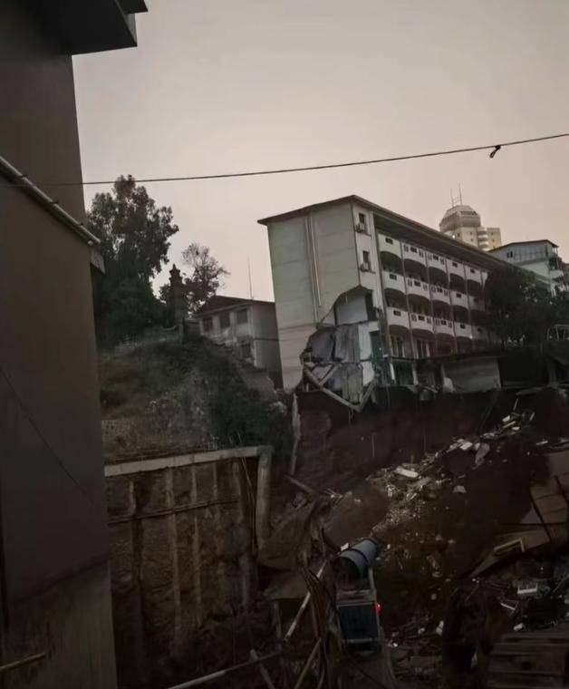 皇冠信用网怎么申请_男生学校打篮球时感觉地在抖动皇冠信用网怎么申请，5小时后操场在30秒内轰然坍塌